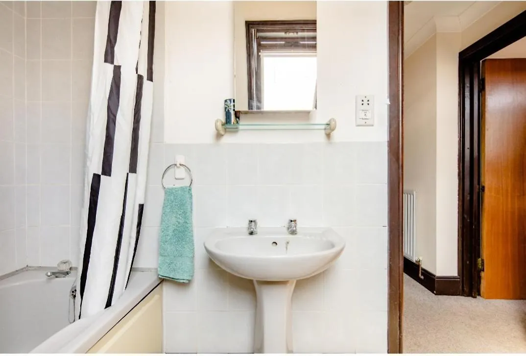 Spacious Room 2 Mins From Station London Guest house