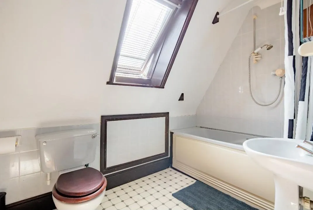 Spacious Room 2 Mins From Station London